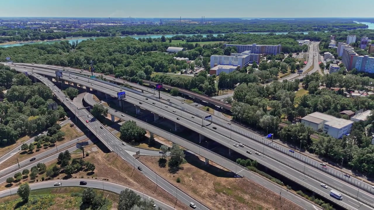 Yazın Tuna Nehri yakınlarındaki yollarda Bratislava trafiği.