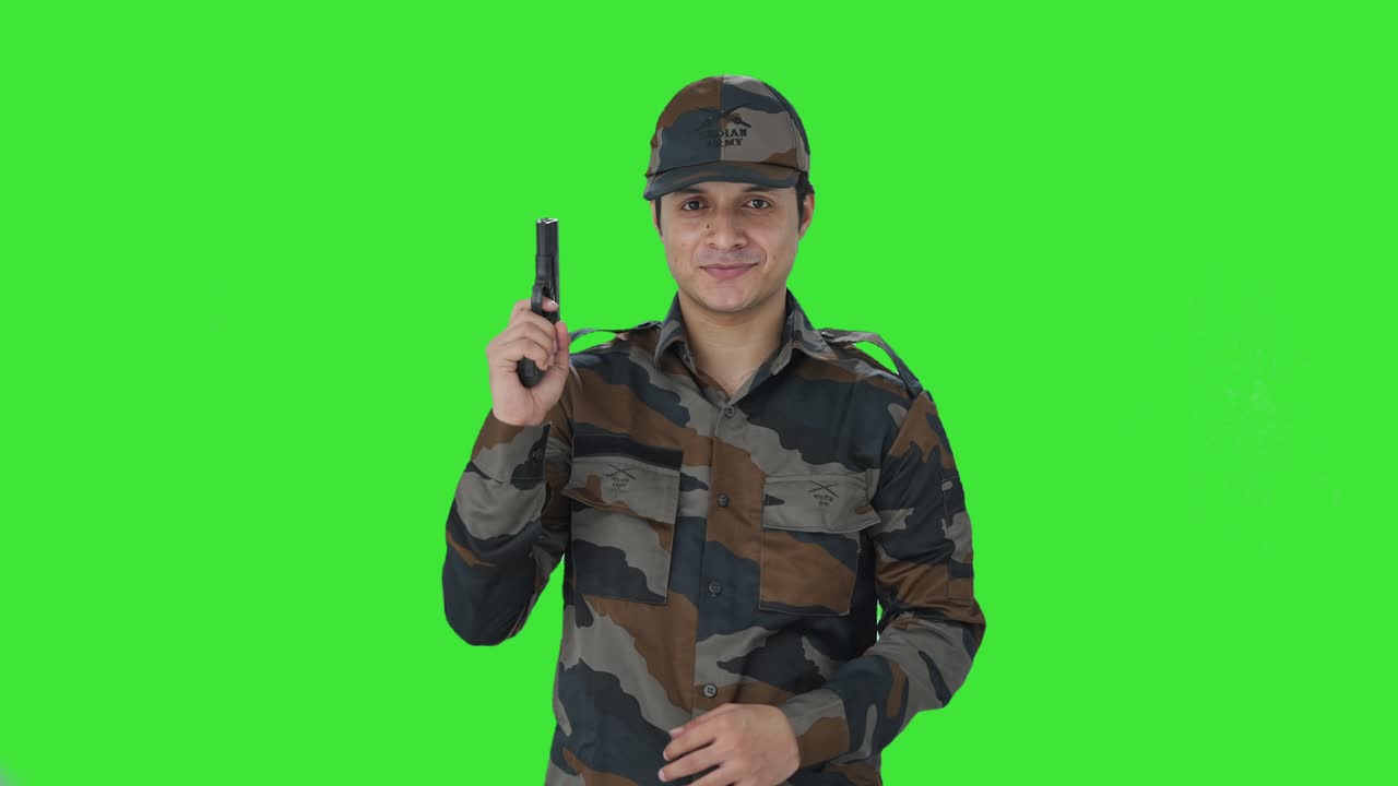 Militare indiano in posa con una pistola Schermo verde