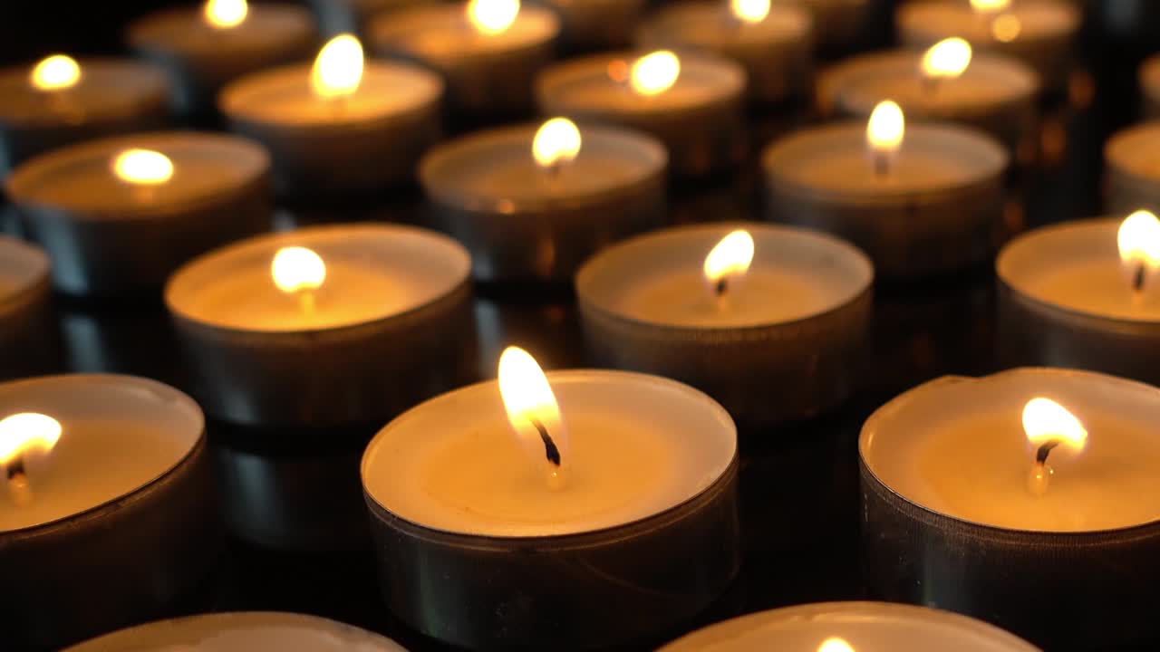 Candele su sfondo nero