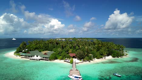 paraíso de las islas tropicales - malahini kuda bandos, maldivas: el drone aéreo se levanta, revela la isla y la isla hermana de bandos como telón de fondo
