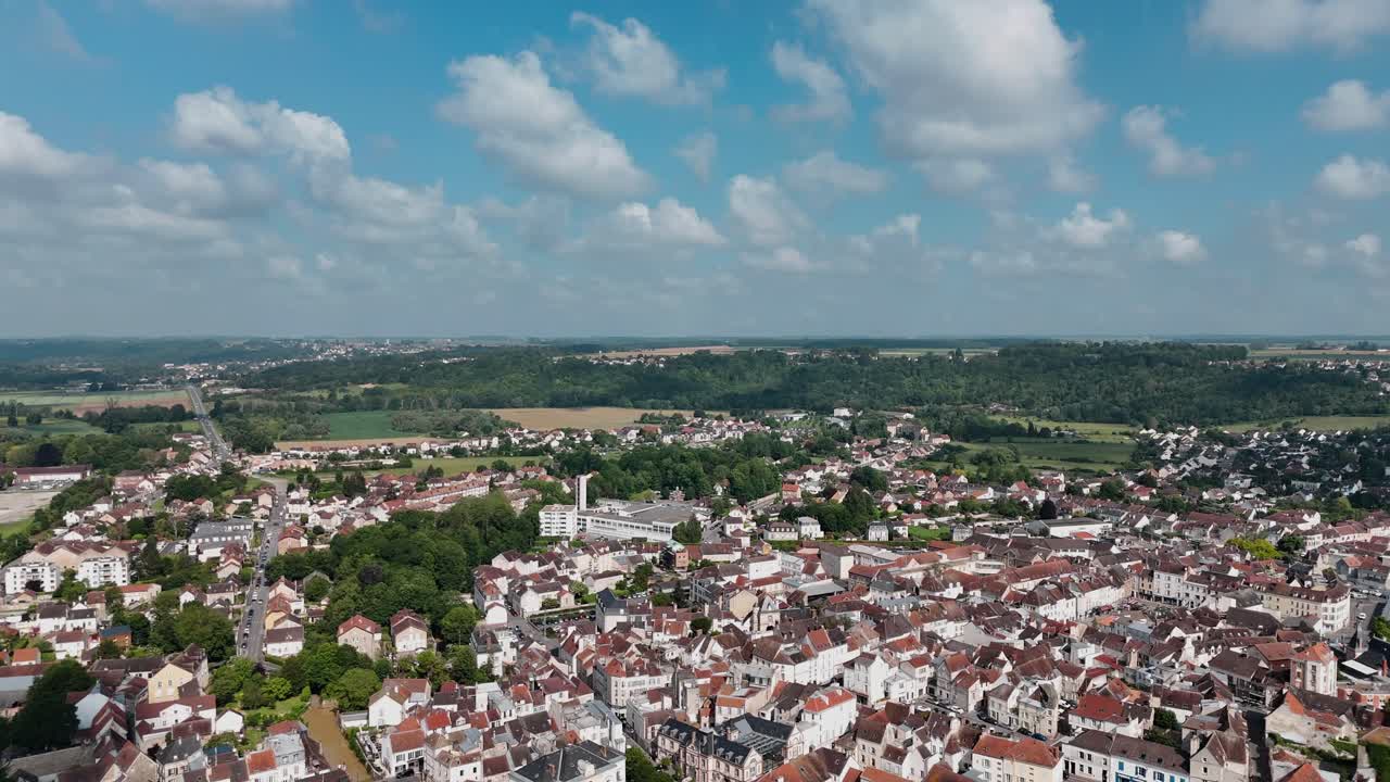 vista aérea del centro de coulommiers, francia, con arquitectura encantadora y vegetación circundante