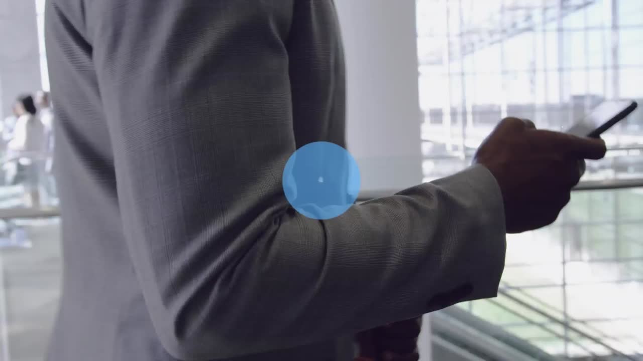 animación de iconos conectados, barras de notificación, hombre afroamericano caminando y usando teléfono