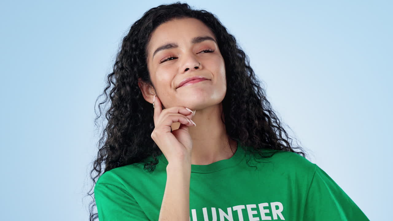 comunidad, caridad y una mujer voluntaria pensando