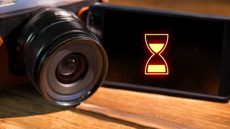 animación del procesamiento de datos con el icono del reloj de arena en la pantalla del teléfono inteligente
