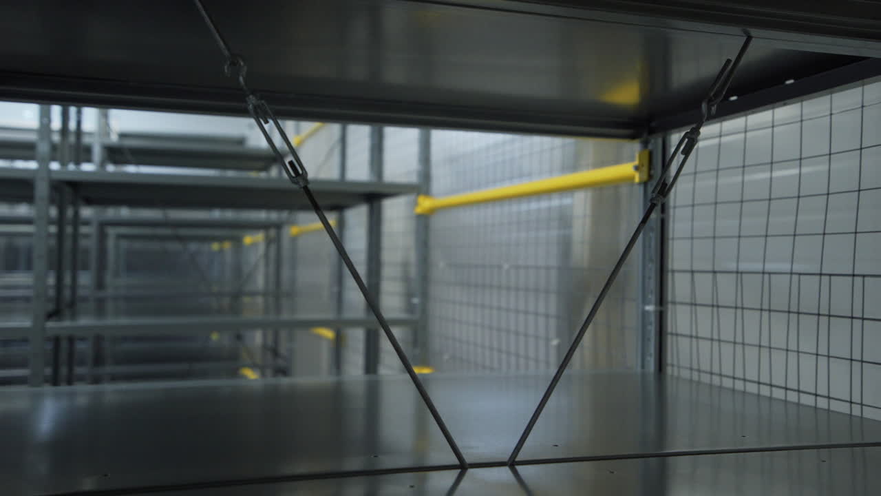 внутренний вид промышленных металлических стеллажей