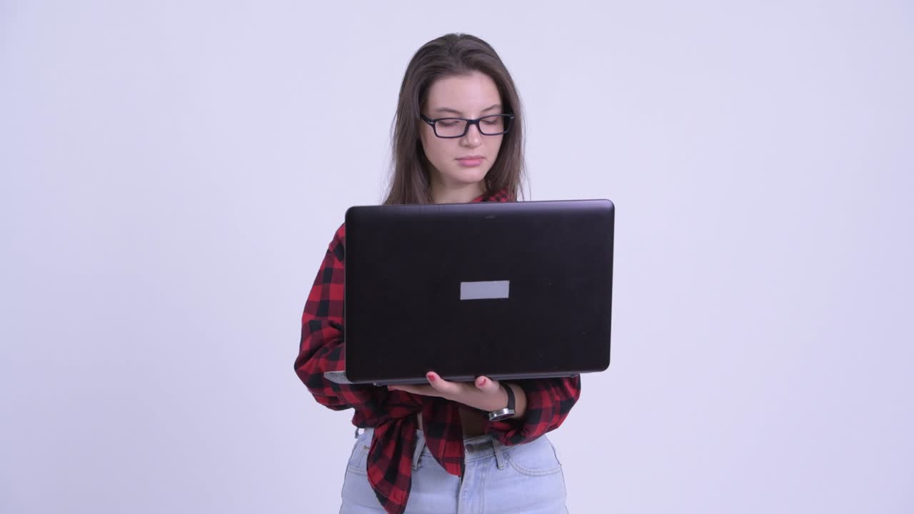 feliz joven hermosa mujer hipster con computadora portátil