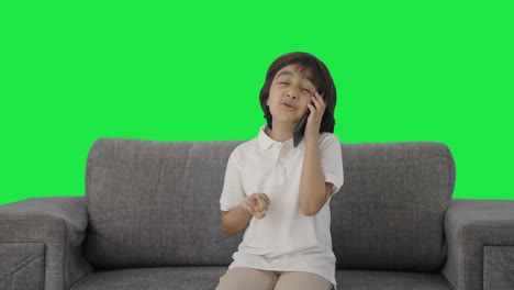 Niño-Indio-Enojado-Gritando-En-La-Pantalla-Verde-Del-Teléfono