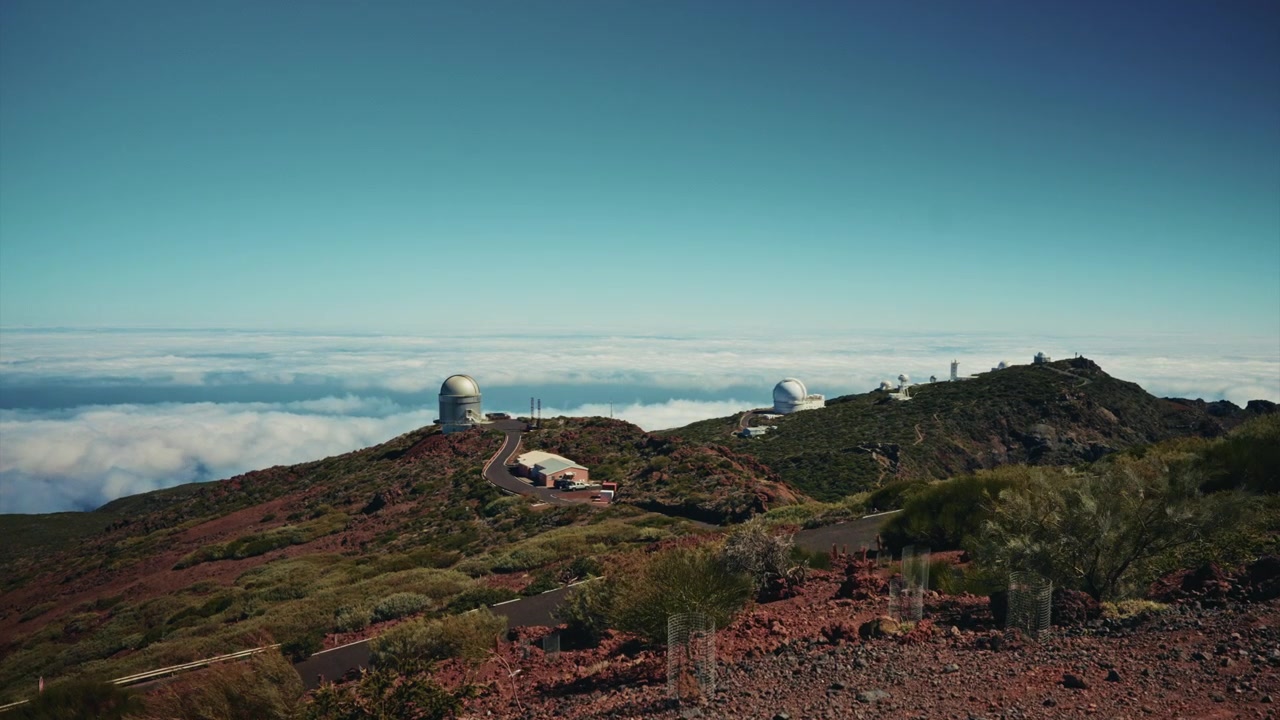 Vista panoramica dell'Osservatorio Roque De Los Muchachos sopra le nuvole a La Palma, Isole Canarie. Veduta di un paesaggio montuoso panoramico.