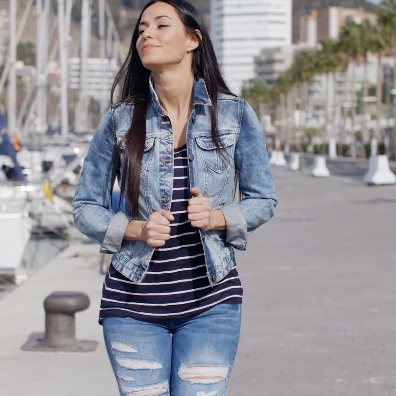 mujer joven alegre de moda disfrutando de un paseo