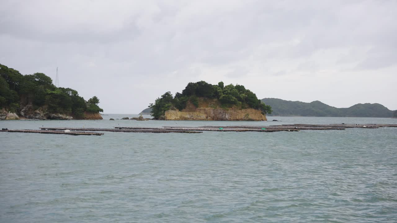 토바의 오스트리 농장 (toba oyster farm) 은 일본 미에 (mie japan) 에서 폭풍이 일어나기 전의 흐린 날이다.