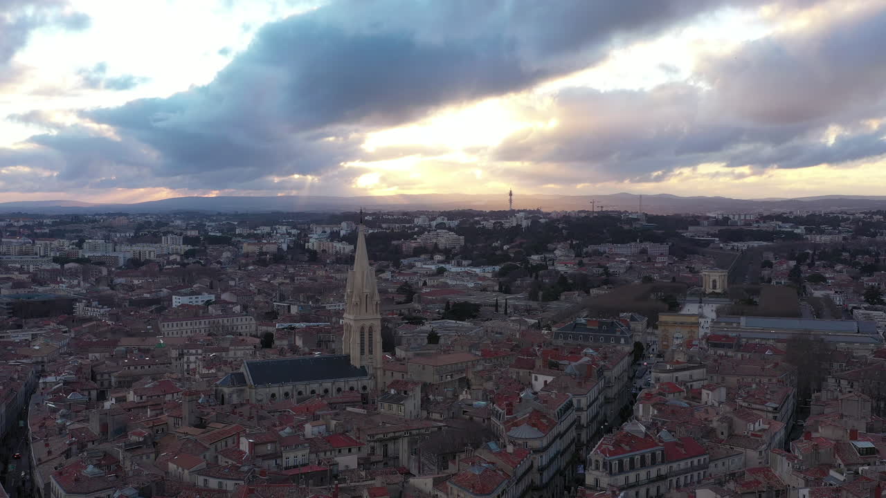 Impresionante atardecer nublado sobre el Ecusson de Montpellier, vista aérea con dron, Parque del Peyrou