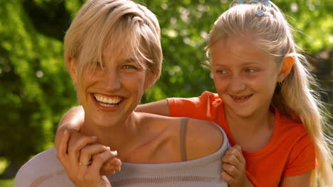 Glückliche-Mutter-Und-Tochter-Im-Park