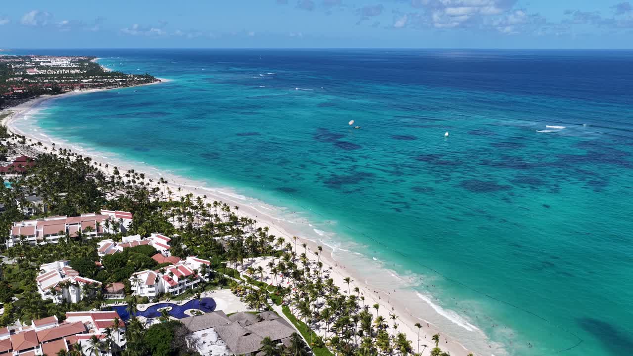 Skyline von Punta Cana in Bavaro, Punta Cana, Dominikanische Republik. Karibische Skyline. Strandlandschaft. Natur-Meereslandschaft. Skyline von Punta Cana in Bavaro, Punta Cana, Dominikanische Republik. Malerische Palmen