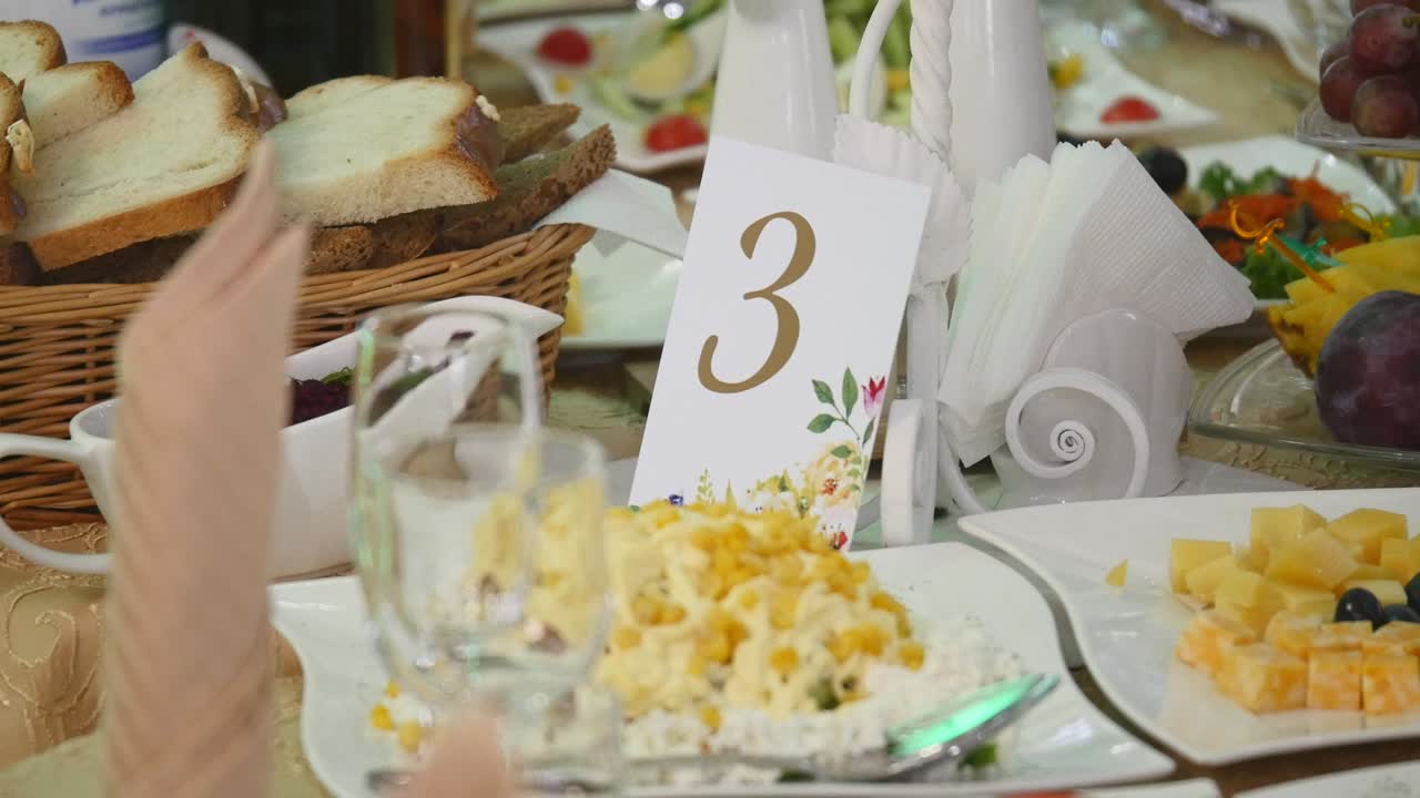 결혼식 저녁 식사를 위해 장식된 테이블