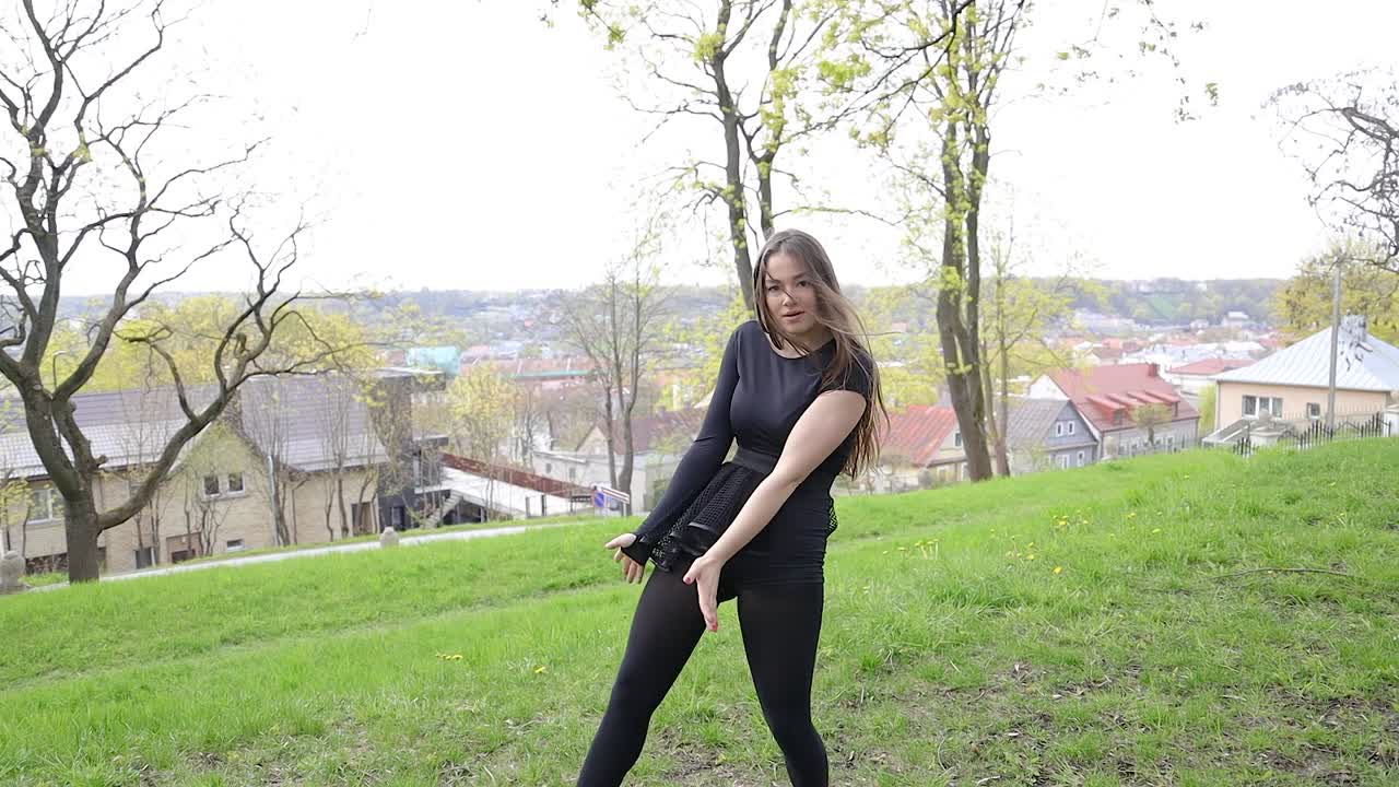 숙련된 여성 댄서의 에너지 넘치는 퍼포먼스