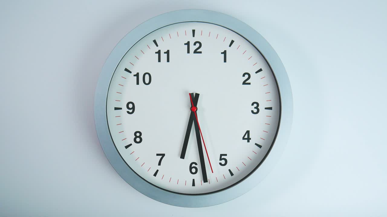 el reloj de pared blanco muestra la hora a las 6:27 a.m. o p.m.