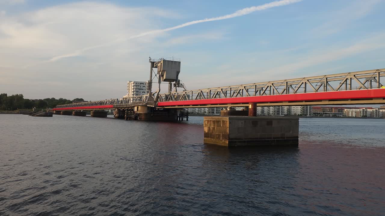 덴마크 알보르그 에 있는 철도 와 보행자 다리