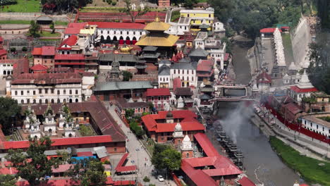 Pashupatinath-Tempel-Kathmandu-Nepal,-Drohnenschuss,-UNESCO-Weltkulturerbe,-Hindu-Tempel,-Lord-Shiva,-Krematorium,-Rauch,-Ritual,-Kulturelle-Bedeutung,-Landschaften,-Grün,-Bunt,-Leben-4k