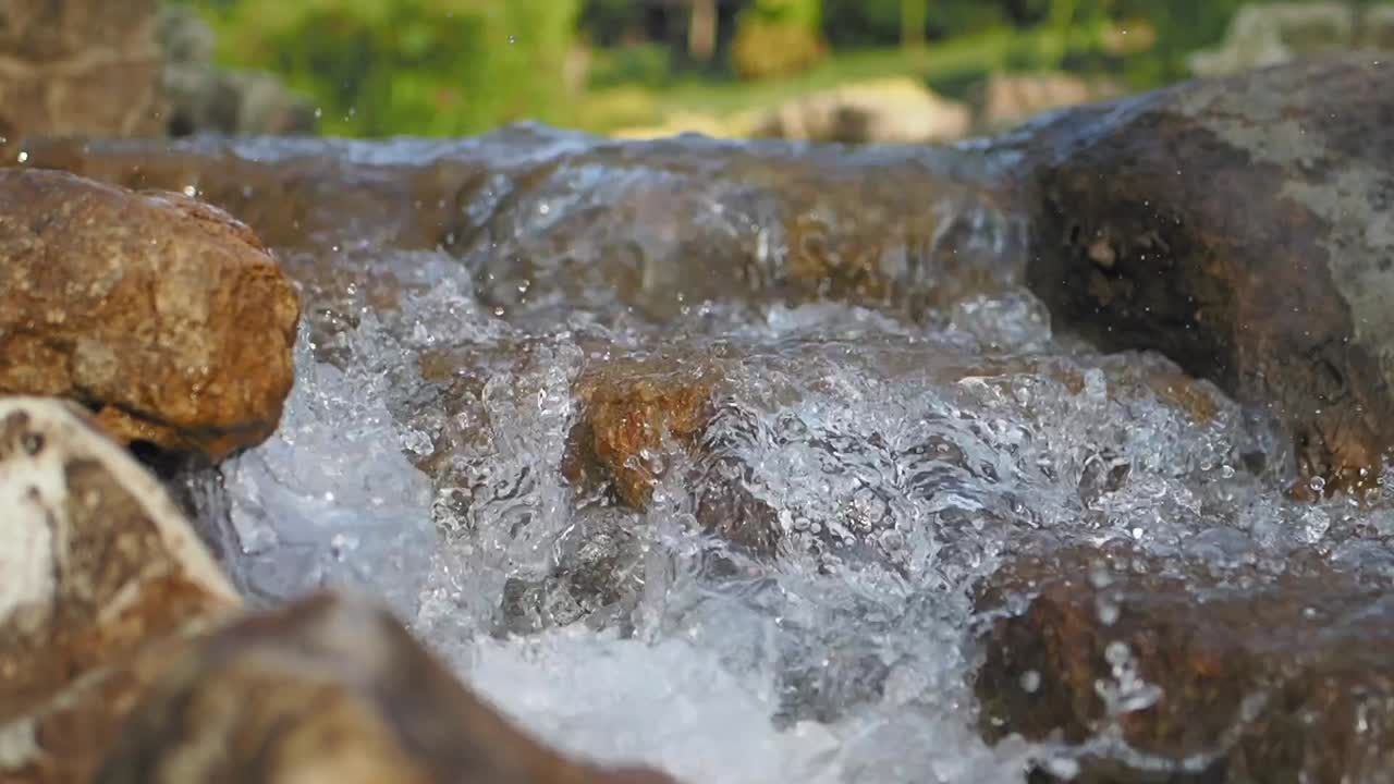 de l'eau coulant sur des rochers dans un ruisseau