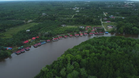 Toma-Aérea-De-Casas-Flotantes-O-Villa-En-Rompin-Pahang,-Malasia