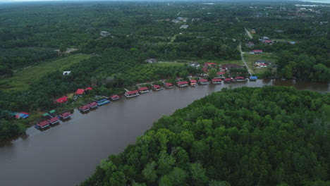 toma aérea de casas flotantes o villa en rompin pahang, malasia