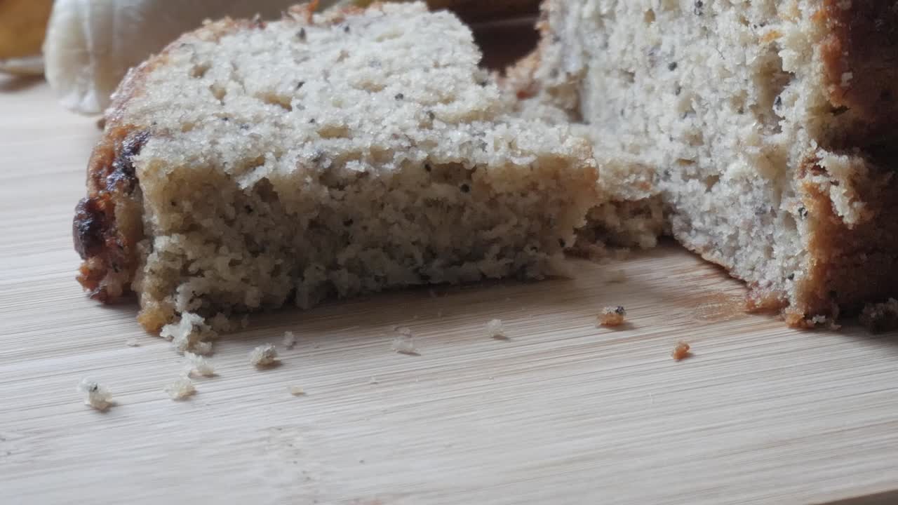 뒷면에 바나나가 있는 나무판 위에 개진 바나나 과 반으로 잘라진 바나na 의 면.