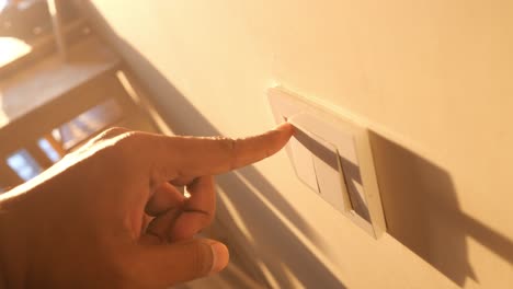 encendiendo la luz.