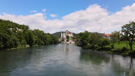 Drohnenschuss-Im-Flug-In-Richtung-Schloss-Aarburg-In-Der-Schweiz