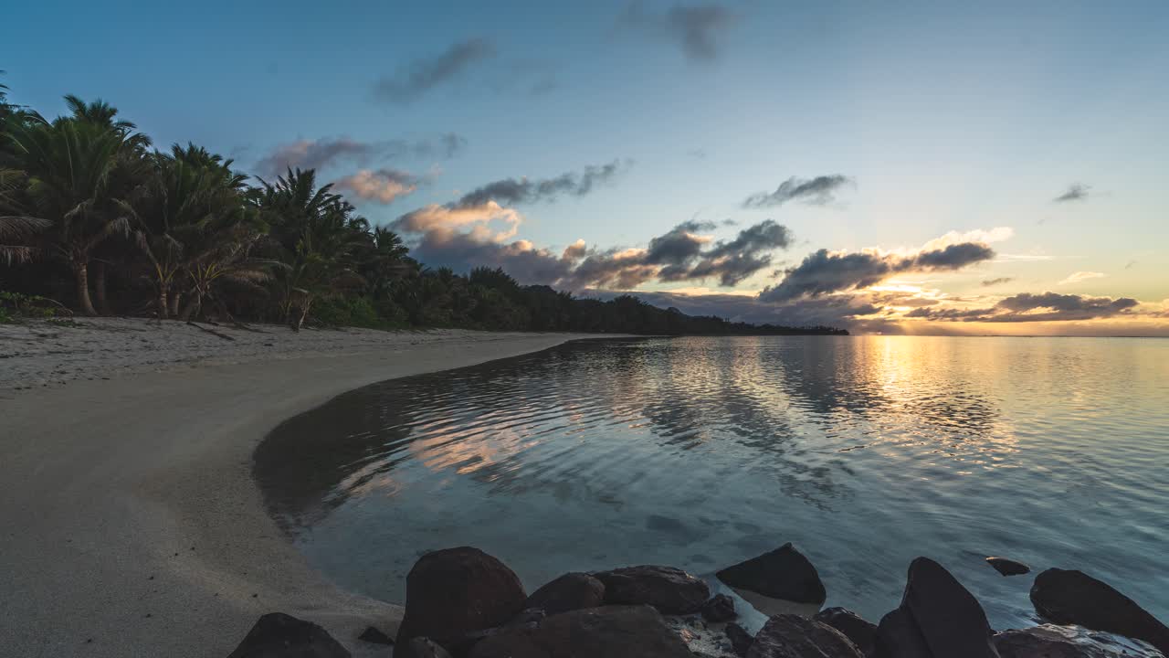 Time-lapse auringonnoususta yhdellä Rarotongan, Cookin saarten, rannoista