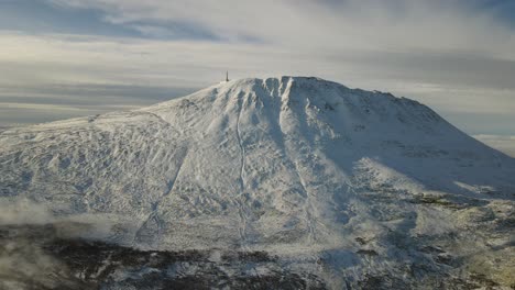 Herauszoomen-Von-Drohnenaufnahmen-Vom-Mount-Gaustatoppen-Bei-Sonnenaufgang