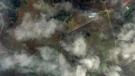 campo de agricultura de arriba disparado sobre las nubes