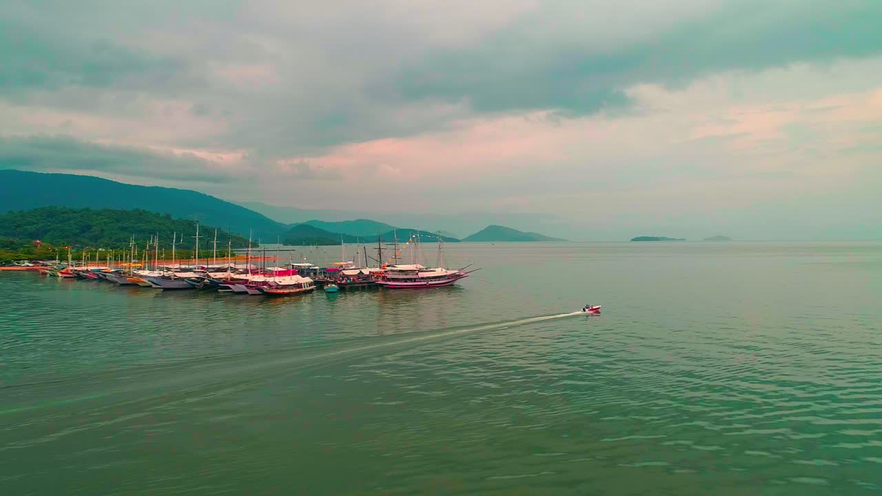 물을 가로지르는 과속보트를 따라가는 액션 공중 드론 샷