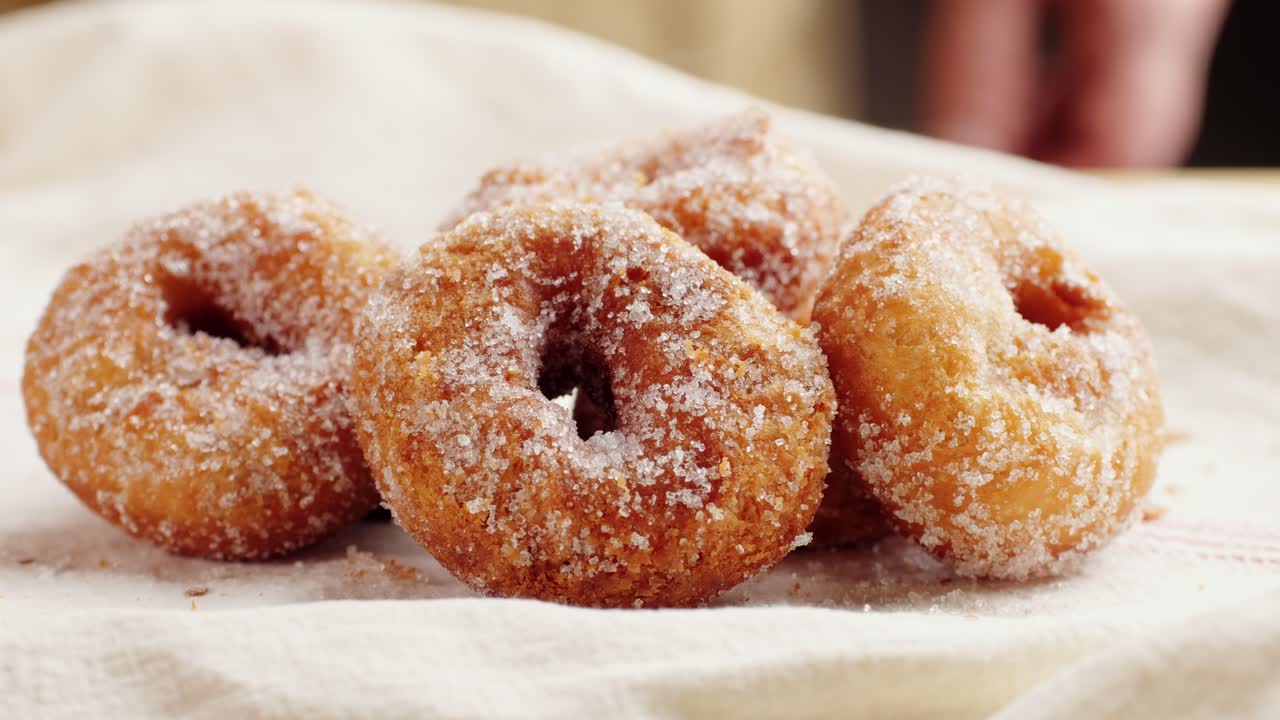 se recogen rosquillas azucaradas