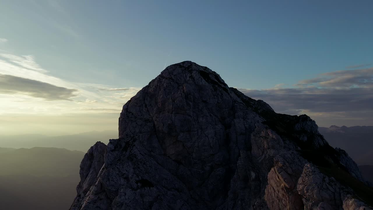 Movimento all'indietro con un drone che filma bellissime montagne sulle Alpi all'alba con un cielo sereno in 4K-1.