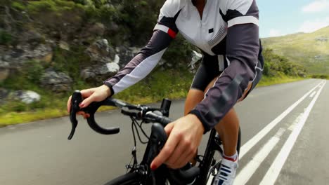 Ciclista-Femenina-En-Bicicleta-Por-Una-Carretera-Rural-4k