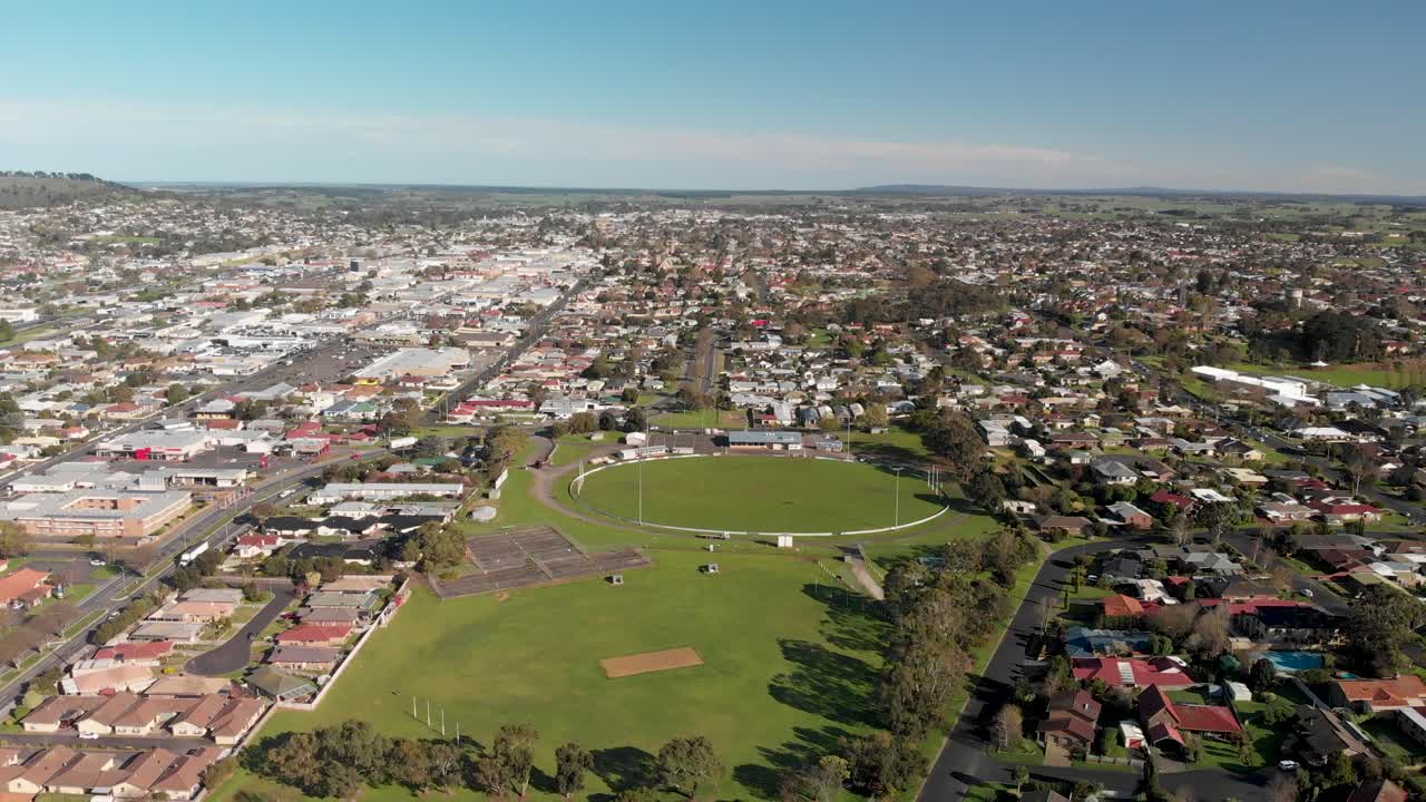 화창한 날 호주의 평화로운 마운트 갬비어 도시의 공중 전망