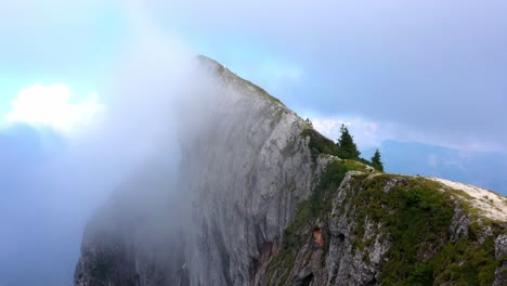 Montaña-Empinada-Cubierta-De-Niebla