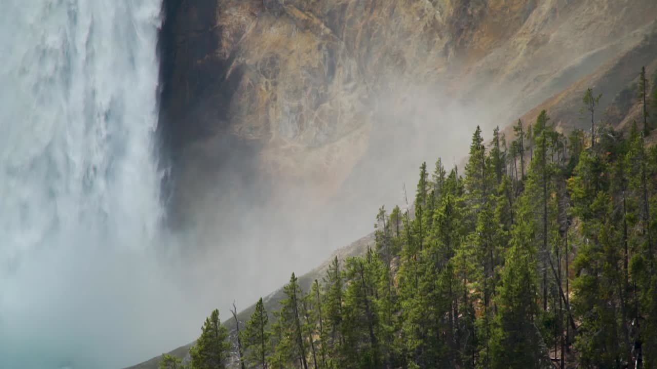el gran cañón del parque nacional de yellowstone primer plano extremo de la niebla que se eleva desde las cataratas inferiores