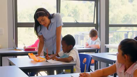 maestra explicando a un escolar en el aula de la escuela 4k