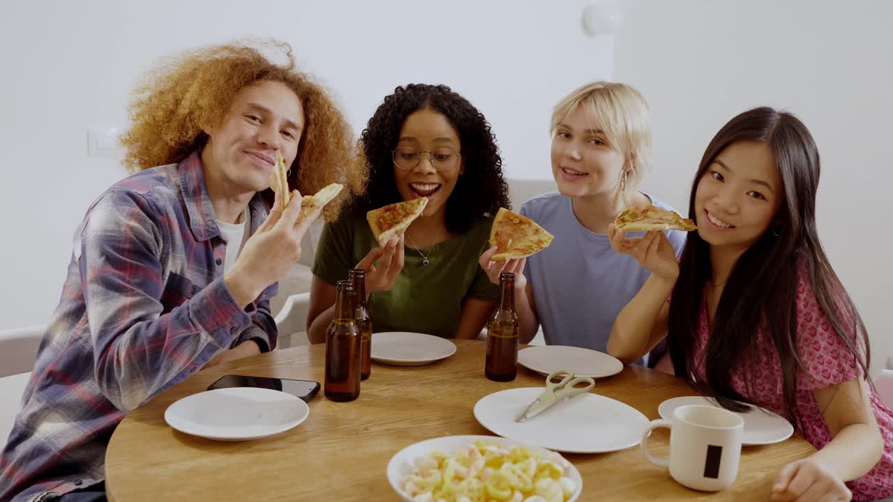 Amici che si godono la pizza insieme
