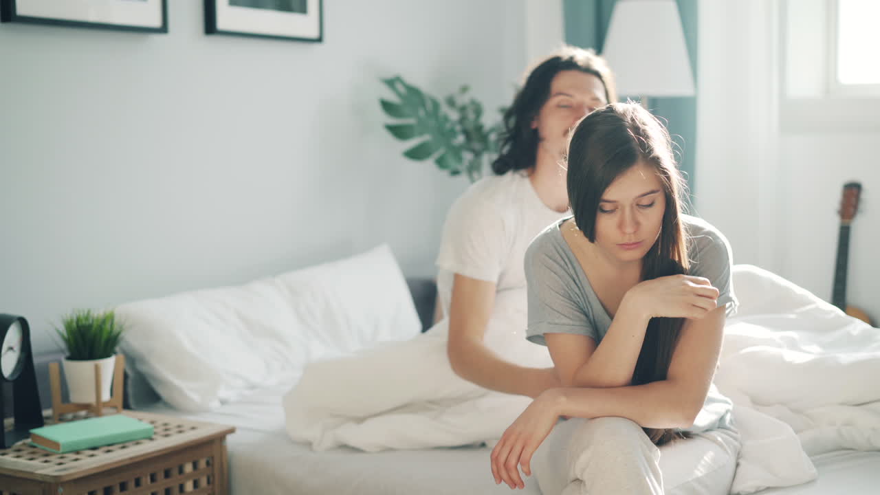 침대에서 논쟁하는 커플