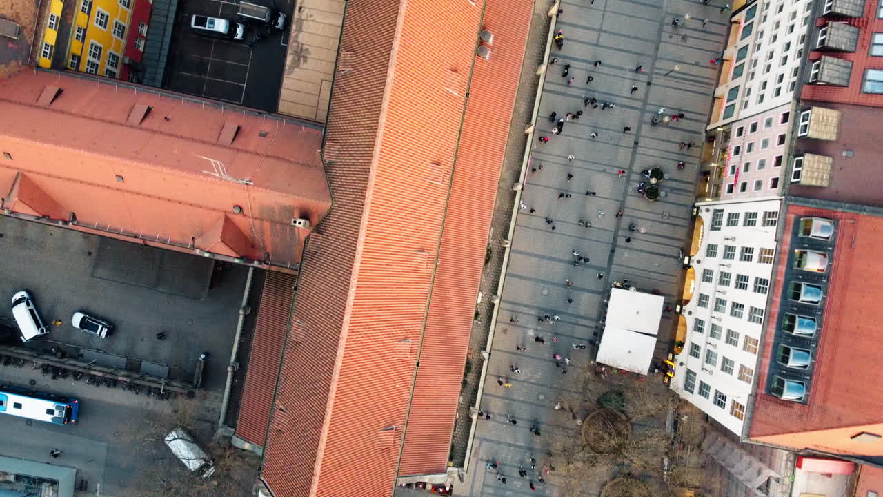 vista aérea superior de la maravilla arquitectónica de múnich frauenkirche, mostrando techos rojos con peatones paseando por esta impresionante grandeza