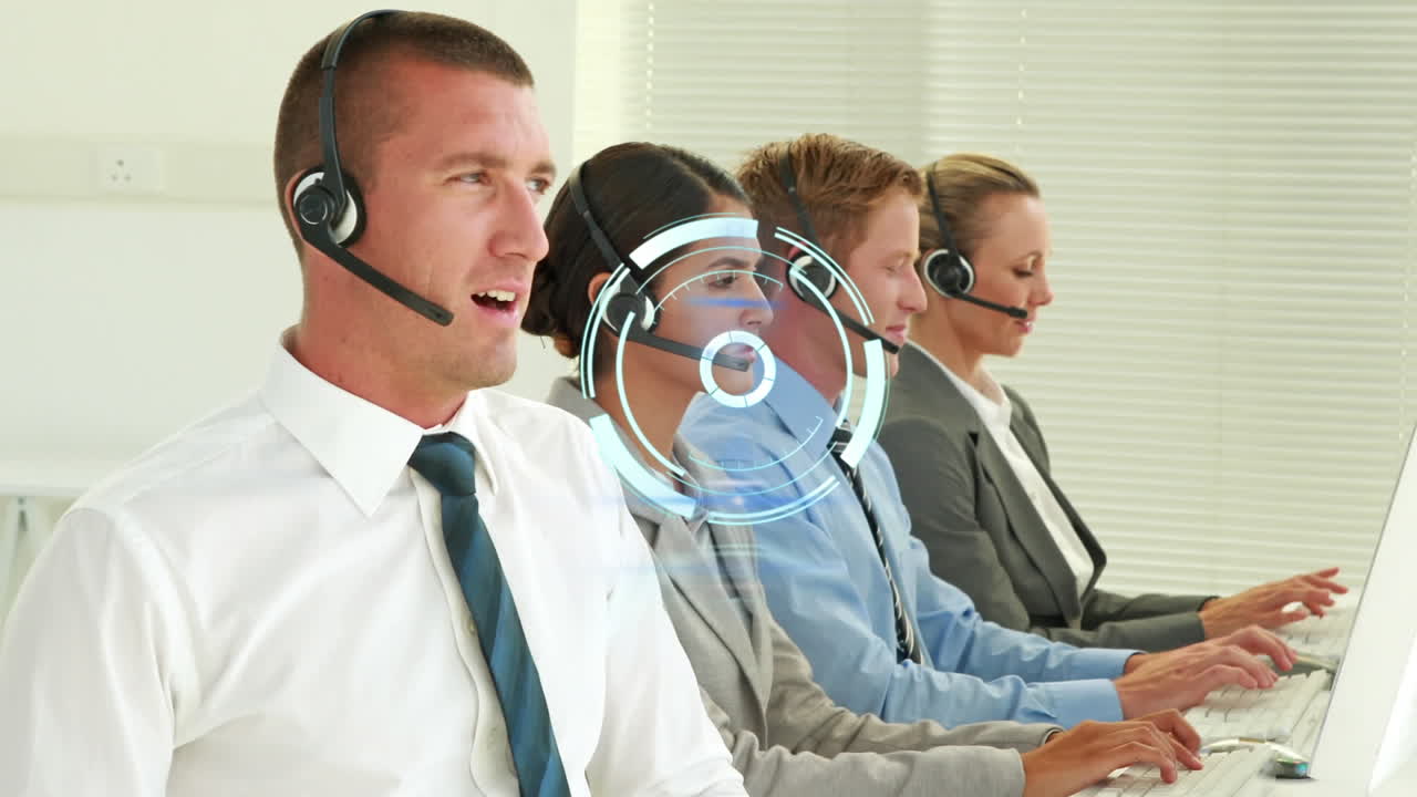 사무실에서 일하는 다양한 비즈니스 사람들을 스캔하는 범위의 애니메이션