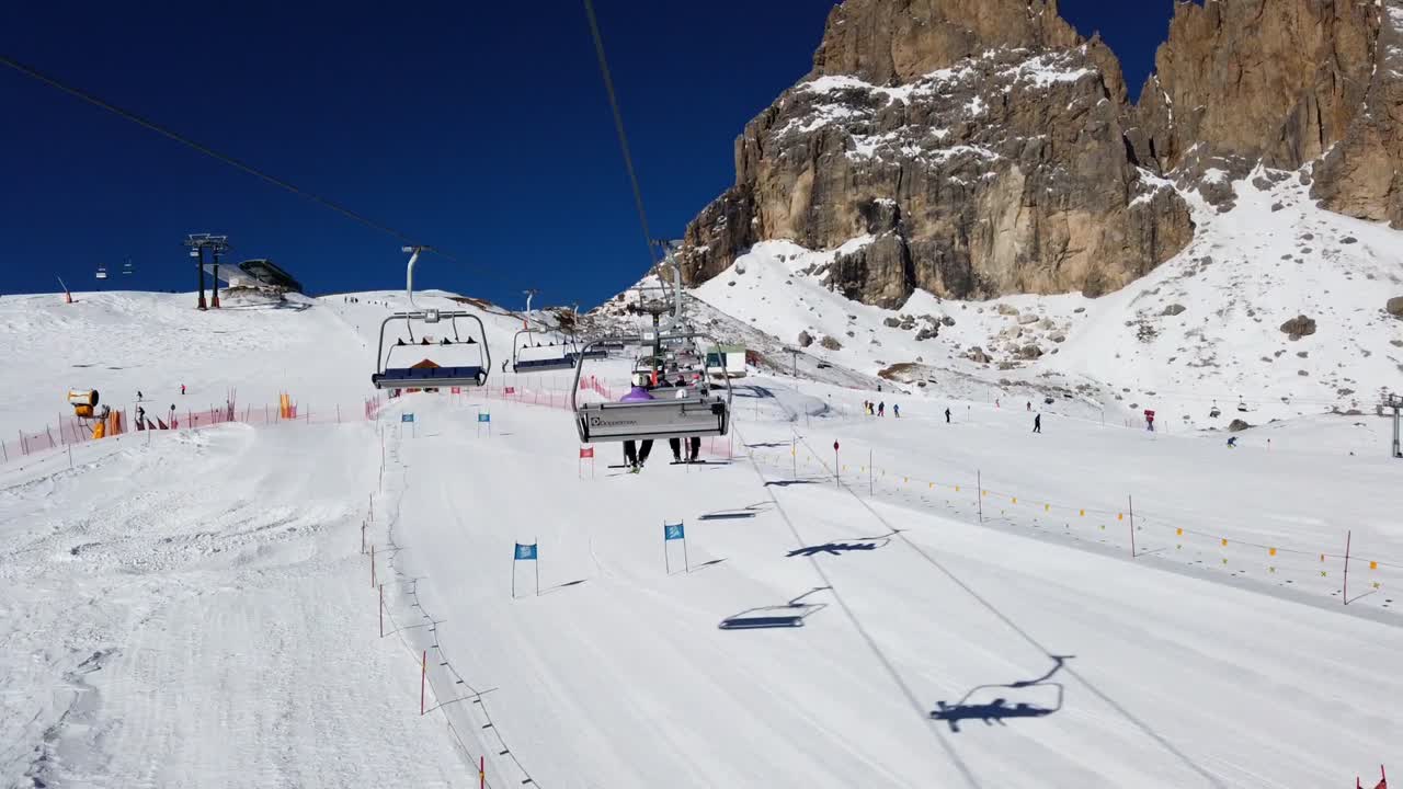 Güneşli Bir Günde Dolomitler'deki Kayak Merkezi