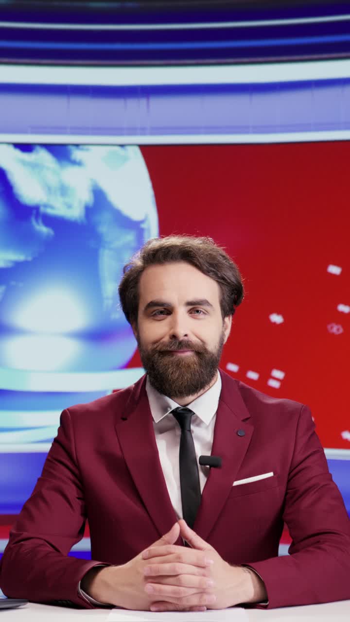 Dikey video ile günlük canlı haber yayınlayan haber spikeri