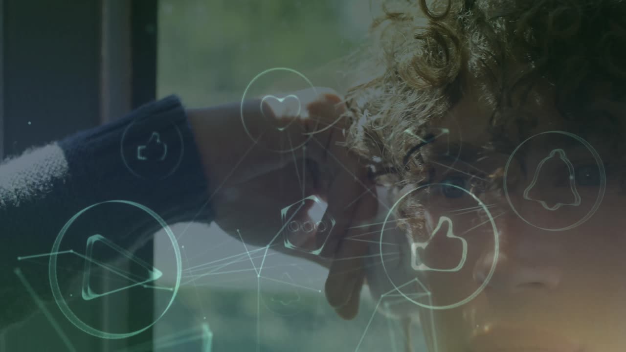 animación de iconos de aplicaciones sobre un hombre caucásico pensativo escuchando música con auriculares en casa