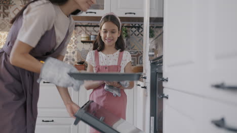 madre e hija horneando juntas