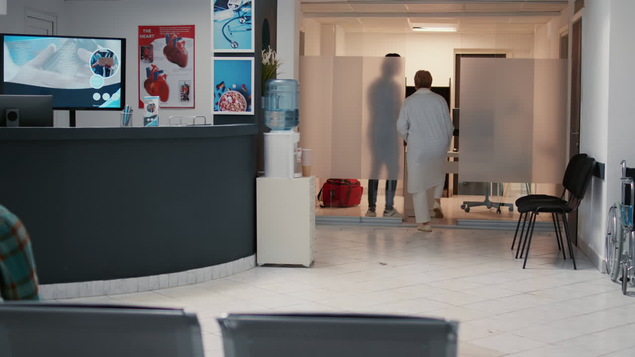 Area di accoglienza di un ospedale con personale medico e pazienti