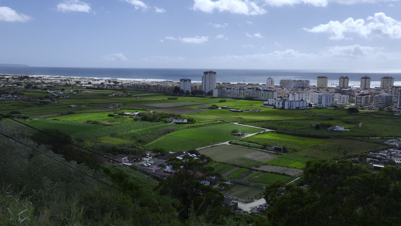 드론이 앞으로 날아가서 아래로 기울어지는 장면