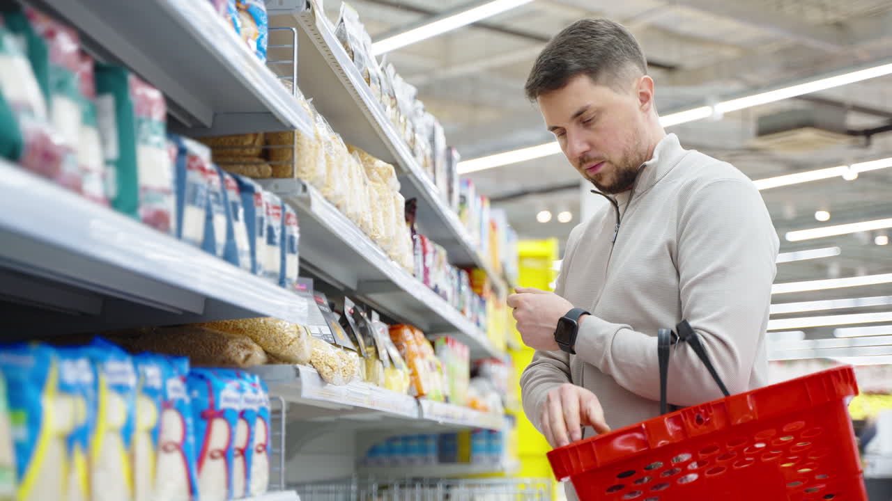 hombre comprando comida en una tienda de comestibles